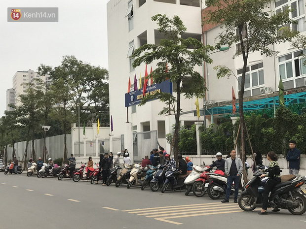 Không còn cảnh chen lấn xô đẩy, phụ huynh ở Hà Nội xếp hàng đón con một cách ngăn nắp đáng kinh ngạc-15