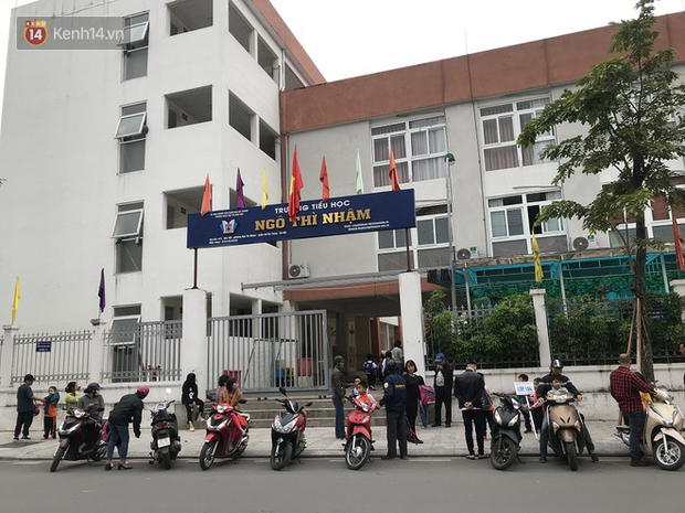 Không còn cảnh chen lấn xô đẩy, phụ huynh ở Hà Nội xếp hàng đón con một cách ngăn nắp đáng kinh ngạc-6