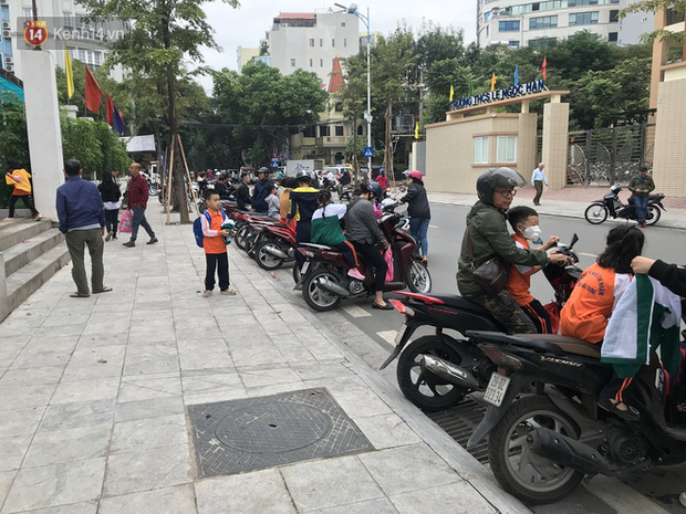 Không còn cảnh chen lấn xô đẩy, phụ huynh ở Hà Nội xếp hàng đón con một cách ngăn nắp đáng kinh ngạc-7