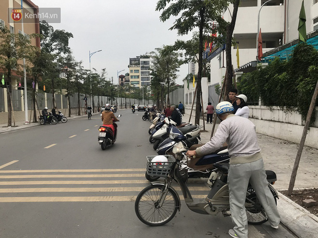 Không còn cảnh chen lấn xô đẩy, phụ huynh ở Hà Nội xếp hàng đón con một cách ngăn nắp đáng kinh ngạc-9