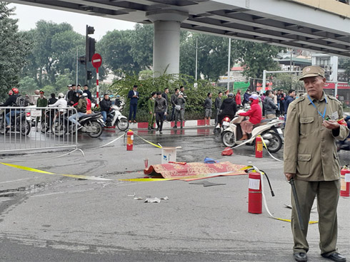 Tạm giữ hình sự nữ tài xế đi giày cao gót lái xe ô tô Mercedes gây tai nạn liên hoàn trên đường Lê Văn Lương-3