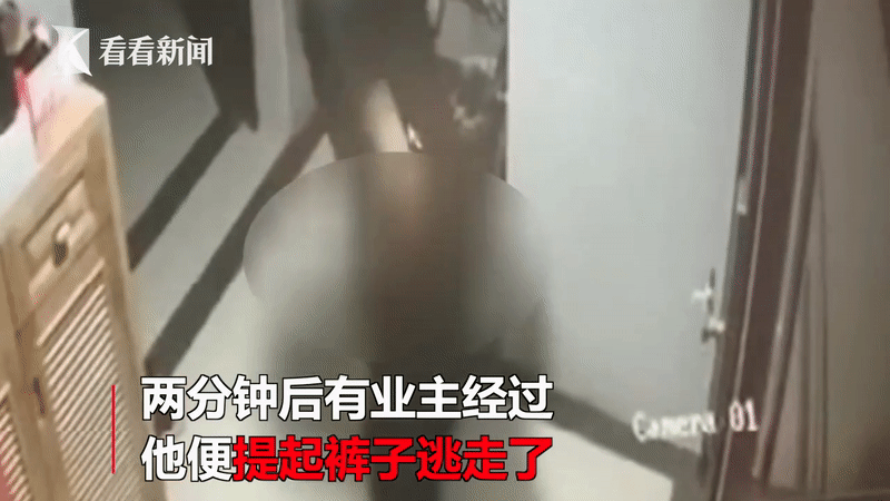 Gã đàn ông kéo quần để lộ bộ phận nhạy cảm rồi thong thả làm một việc khiến nhiều người hoang mang gấp bội-2