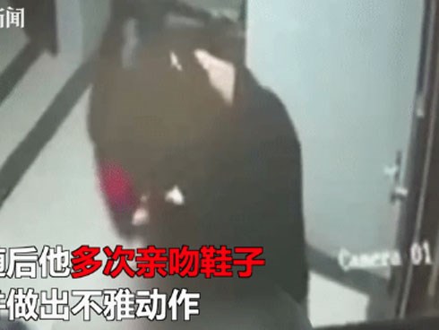 Gã đàn ông kéo quần để lộ bộ phận nhạy cảm rồi thong thả làm một việc khiến nhiều người hoang mang gấp bội