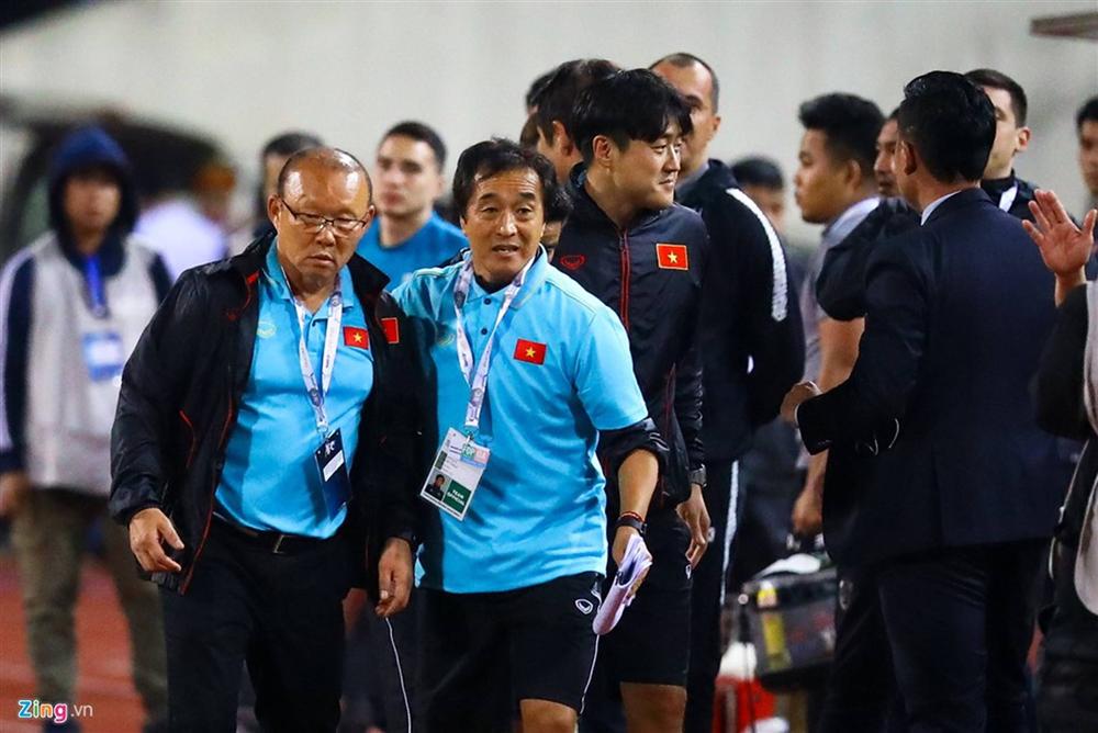 Phải đưa trợ lý tuyển Thái Lan lên FIFA xử nặng-5