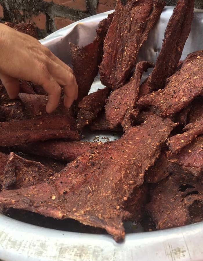 Thịt lợn gác bếp, bán nhiều vô kể, giá rẻ đáng ngờ-2