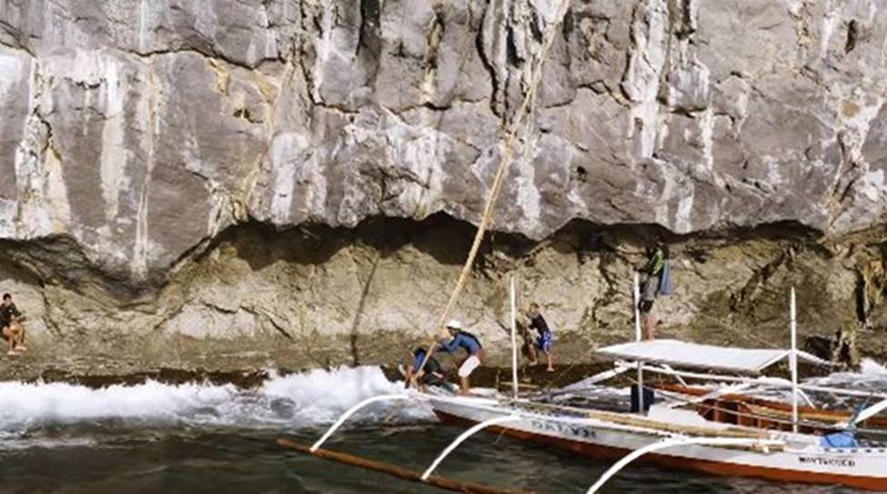 Nghề giỡn mặt tử thần, rơi xuống có thể mất mạng... lấy thứ bán 68 triệu/kg-2