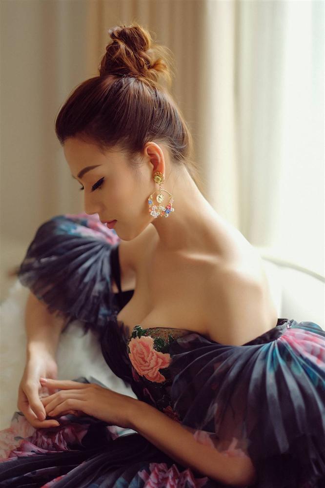 Thái Nhiên Phương khoe ngực đầy vai thon mong manh-1