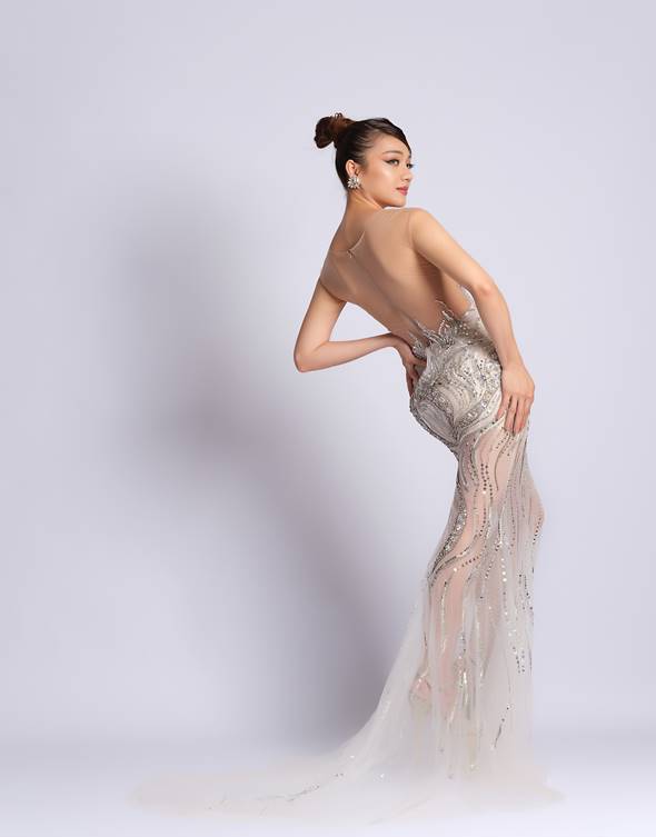 Thái Nhiên Phương khoe ngực đầy vai thon mong manh-3