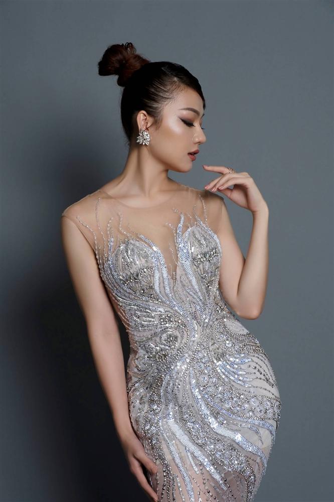 Thái Nhiên Phương khoe ngực đầy vai thon mong manh-4