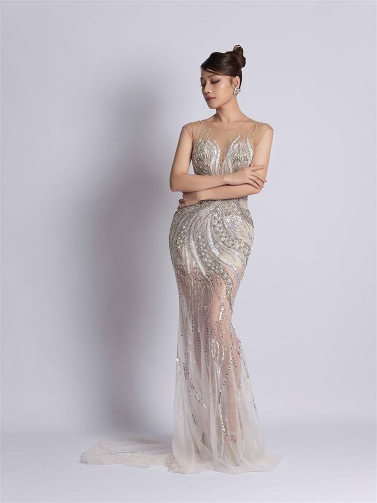 Thái Nhiên Phương khoe ngực đầy vai thon mong manh-5