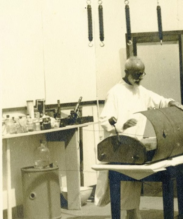 Chuyện kinh thiên động địa về vị bác sĩ thiên tài: Bỏ vợ, trộm thi thể người tình đem về ân ái suốt 7 năm, đến chết cũng không rời xa-3