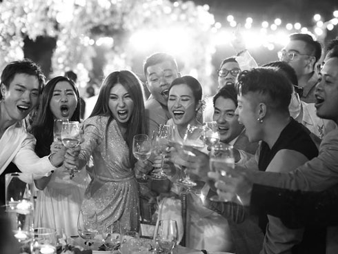 Ghen tị với khoảnh khắc vợ chồng Đông Nhi - Ông Cao Thắng nắm chặt tay, bên nhau cực tình giữa trời thu Hà Nội-7