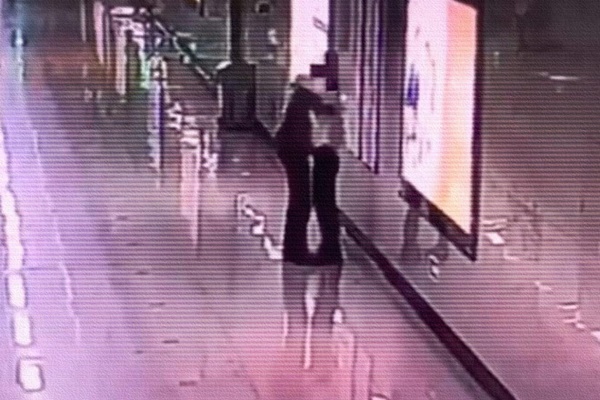 Người phụ nữ TQ ôm người lạ bật khóc vì tăng ca liên tục-1