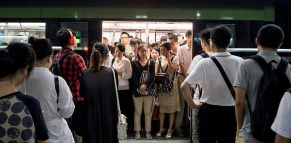 Người phụ nữ TQ ôm người lạ bật khóc vì tăng ca liên tục-2