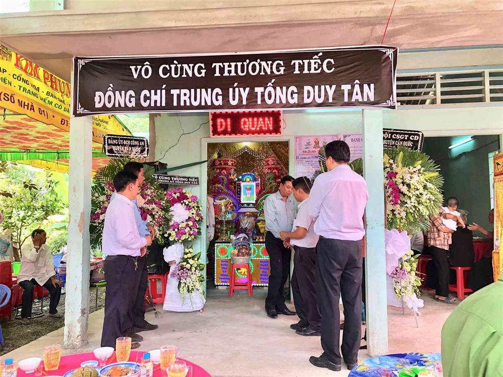 Vợ của Trung úy công an tử nạn lúc đuổi trộm: Cha mất, bé không chịu ngủ, khóc liên tục”-1