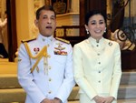 Hoàng hậu Thái Lan gây sốt với trang phục sườn xám cách tân khoe vẻ đẹp hút hồn, kết hợp ăn ý với nhà vua và được dân chúng ủng hộ-9