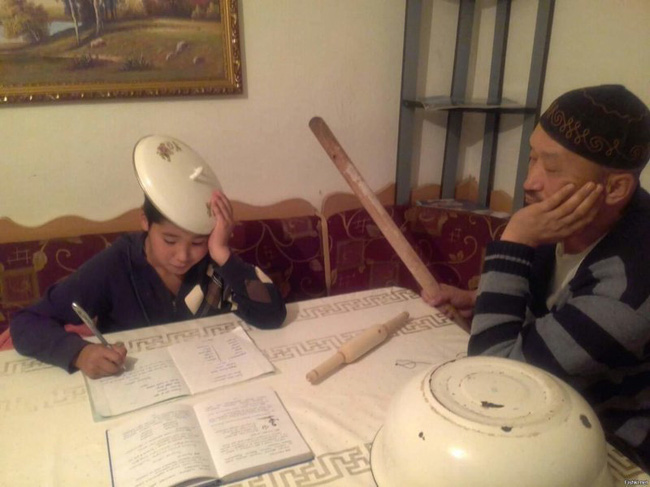 Kèm con học bài, bố cầm hẳn cái chày ngồi cạnh Không tập trung là bố gõ cho boong đầu, cha mẹ xem xong phì cười đồng cảm-3