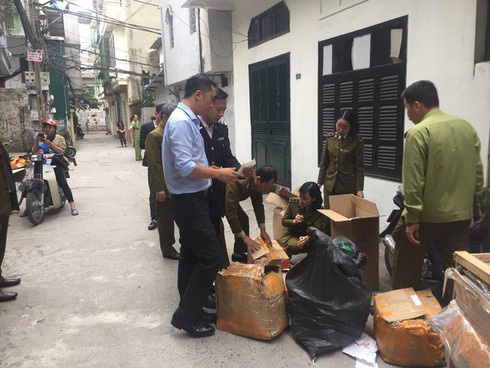 Đột kích cơ sở kinh doanh cắt mác Trung Quốc thành hàng hiệu Dior, Chanel... ở Hà Nội-1