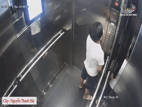 Clip: Người đàn ông cố tình xả lũ trong thang máy khiến mọi người phẫn nộ-1