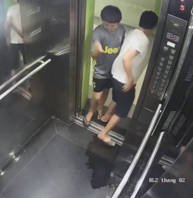 Clip: Người đàn ông cố tình xả lũ trong thang máy khiến mọi người phẫn nộ-2