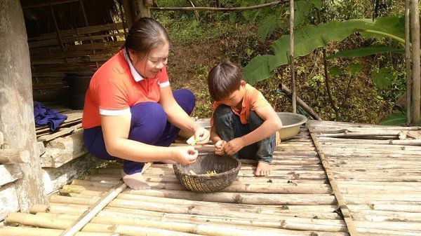 Bố mẹ bỏ rơi từ nhỏ, bà nội đi lấy chồng, bé 10 tuổi sống một mình giữa núi rừng-6