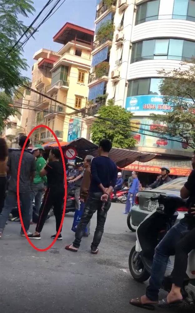 Người đàn ông bị thanh niên mặc áo Grab đâm trúng lưng khi can ẩu đả sau va chạm giao thông-2