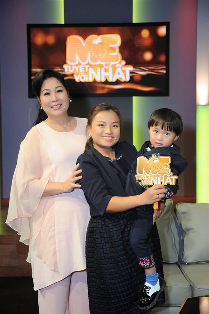 Hình ảnh chính thức của Quỳnh Trần JP và bé Sa trong talkshow do NSND Hồng Vân làm MC-2