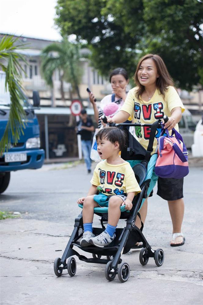 Hình ảnh chính thức của Quỳnh Trần JP và bé Sa trong talkshow do NSND Hồng Vân làm MC-7