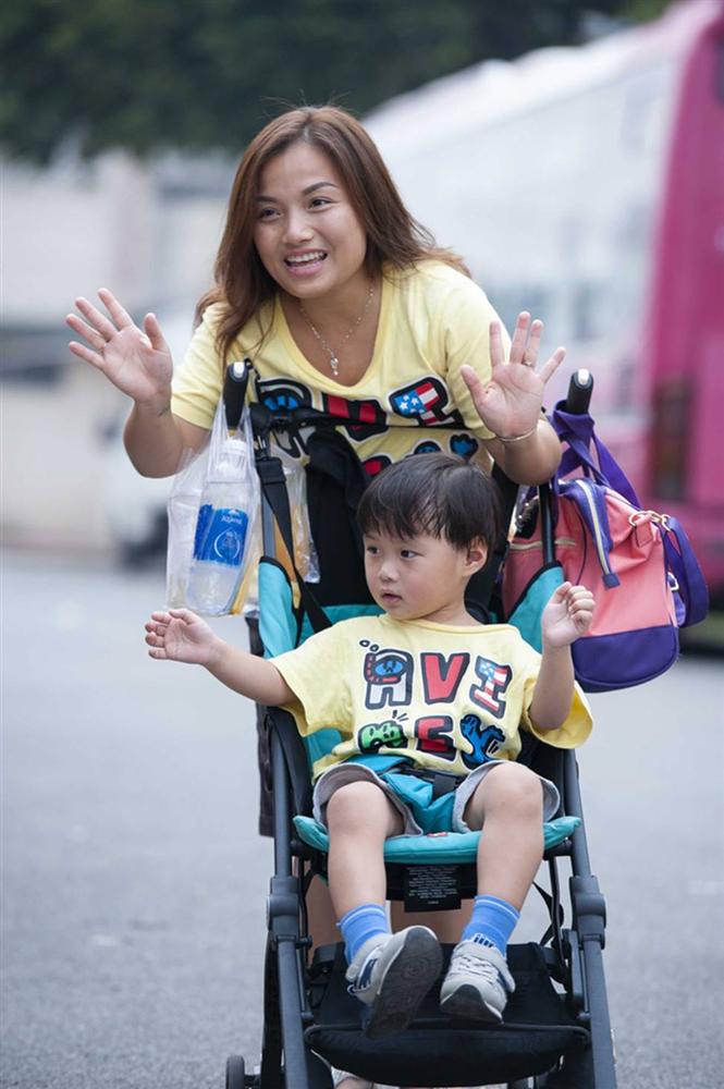 Hình ảnh chính thức của Quỳnh Trần JP và bé Sa trong talkshow do NSND Hồng Vân làm MC-8