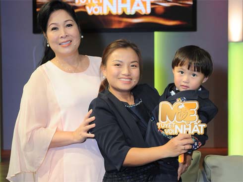 Loạt khoảnh khắc đưa bé Sa trở thành ông hoàng mì gói mặc cho mẹ là vlogger ẩm thực chuyên ăn sơn hào hải vị-6