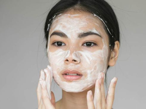 Học ngay cách chăm sóc da dầu mụn đúng cách vào mùa đông