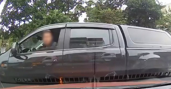 Clip: Tài xế ô tô mở cửa xe, nhổ nước bọt dằn mặt ô tô khác đang quay đầu khiến dân tình phẫn nộ-1