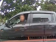 Clip: Tài xế ô tô mở cửa xe, nhổ nước bọt dằn mặt ô tô khác đang quay đầu khiến dân tình phẫn nộ