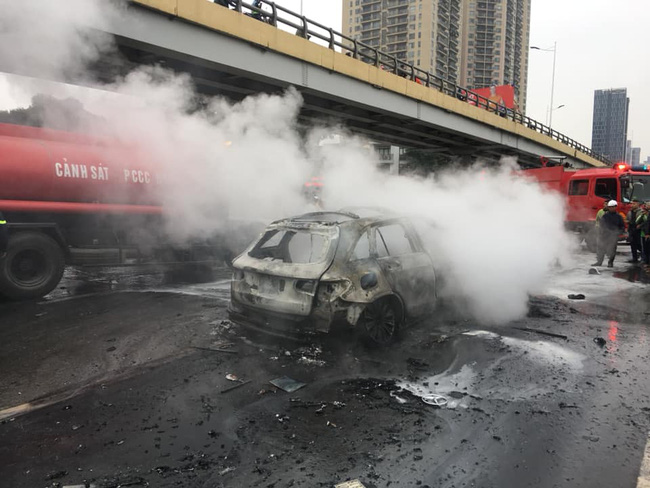Vụ xe Mercedes gây tai nạn liên hoàn rồi bốc cháy: Đám tang cô gái ngập tràn nước mắt và vòng hoa trắng-3
