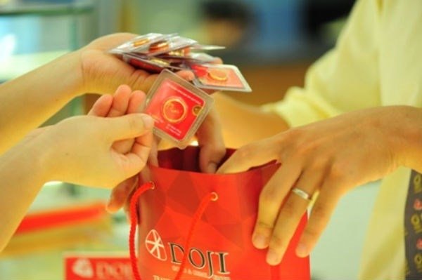 Giá vàng hôm nay 23/11, một bước giảm chờ tin mới-1