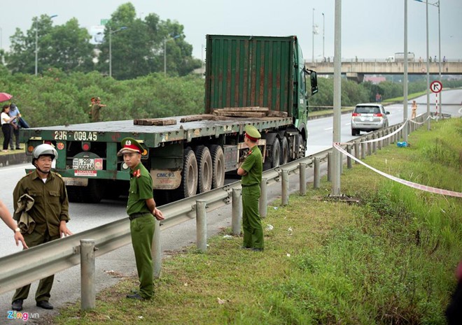 Tiếp tục truy tố 2 tài xế vụ xe container đâm Innova đi lùi-2