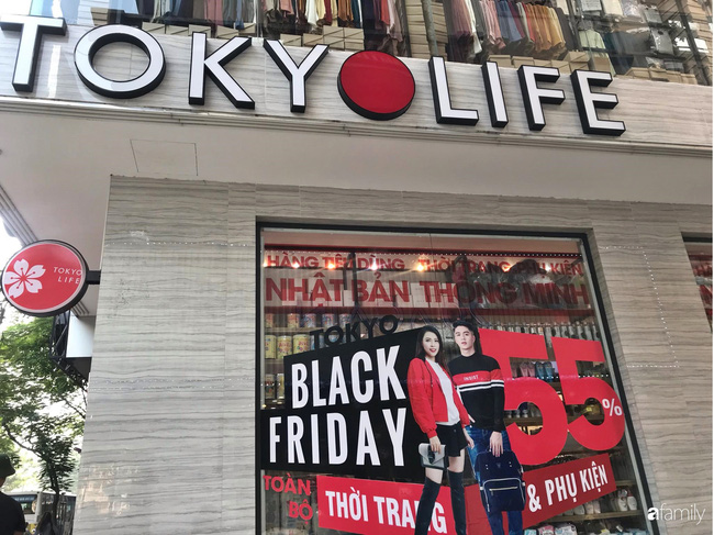 Nhiều cửa hàng thời trang ở Hà Nội đã chạy đà cho ngày mua sắm Black Friday bằng việc treo biển giảm giá mạnh tới 80% các sản phẩm-11