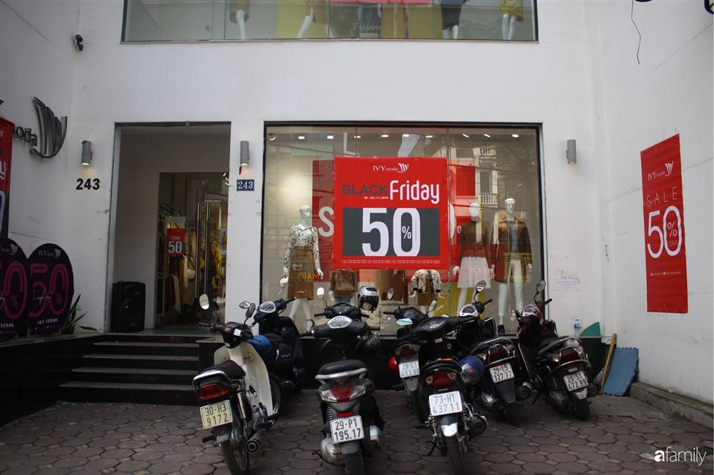 Nhiều cửa hàng thời trang ở Hà Nội đã chạy đà cho ngày mua sắm Black Friday bằng việc treo biển giảm giá mạnh tới 80% các sản phẩm-7