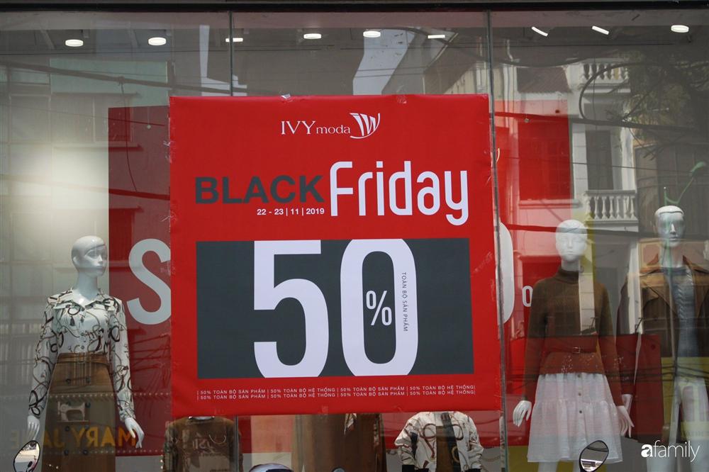 Nhiều cửa hàng thời trang ở Hà Nội đã chạy đà cho ngày mua sắm Black Friday bằng việc treo biển giảm giá mạnh tới 80% các sản phẩm-8