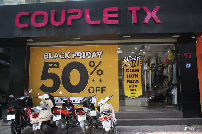 Nhiều cửa hàng thời trang ở Hà Nội đã chạy đà cho ngày mua sắm Black Friday bằng việc treo biển giảm giá mạnh tới 80% các sản phẩm-9