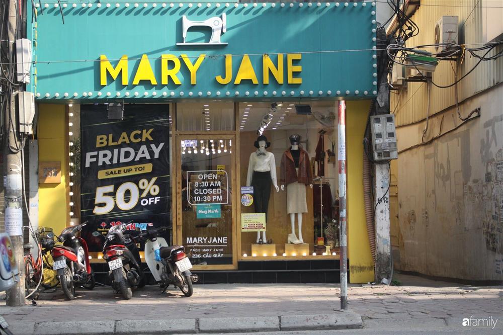 Nhiều cửa hàng thời trang ở Hà Nội đã chạy đà cho ngày mua sắm Black Friday bằng việc treo biển giảm giá mạnh tới 80% các sản phẩm-12