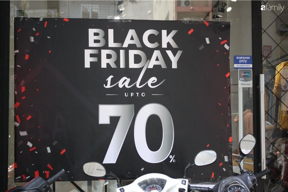 Nhiều cửa hàng thời trang ở Hà Nội đã chạy đà cho ngày mua sắm Black Friday bằng việc treo biển giảm giá mạnh tới 80% các sản phẩm-14