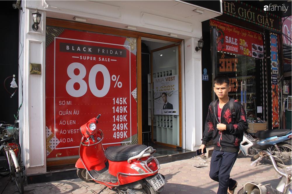 Nhiều cửa hàng thời trang ở Hà Nội đã chạy đà cho ngày mua sắm Black Friday bằng việc treo biển giảm giá mạnh tới 80% các sản phẩm-15