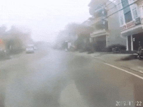 Clip: Từ màn sương mù mịt lao vút ra, xe tải tông trực diện 2 người đàn ông đi xe máy-1