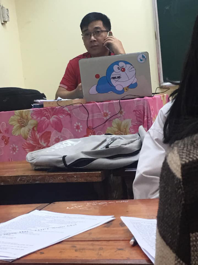 Mang laptop đi dạy, thầy giáo vô tình để lộ một chi tiết khiến học sinh vừa cười vừa ngỡ ngàng: Hay là thầy mang nhầm đồ của con?-1