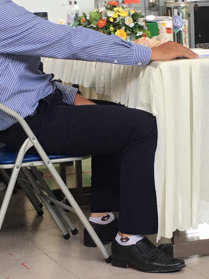 Mang laptop đi dạy, thầy giáo vô tình để lộ một chi tiết khiến học sinh vừa cười vừa ngỡ ngàng: Hay là thầy mang nhầm đồ của con?-3