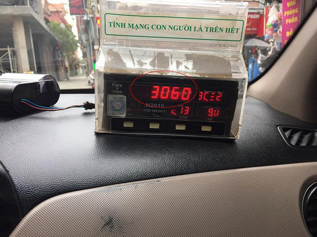 Bóc thủ đoạn của tài xế taxi chặt chém” khách Tây 3 triệu đồng cho 17km-2