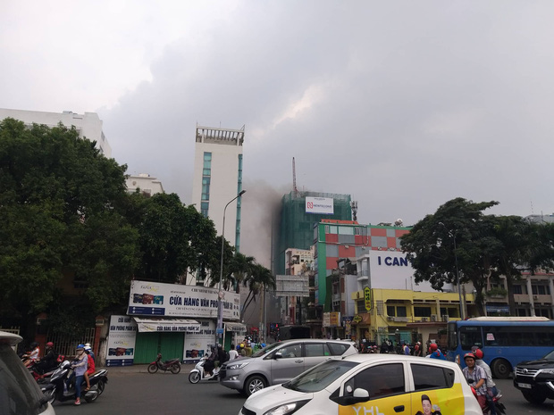 Trung tâm Sài Gòn náo loạn vì cháy công trình cao ốc khách sạn-1