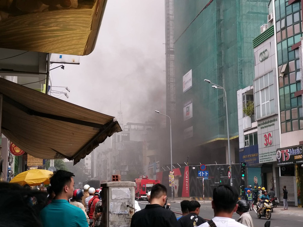 Trung tâm Sài Gòn náo loạn vì cháy công trình cao ốc khách sạn-2