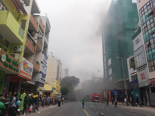 Trung tâm Sài Gòn náo loạn vì cháy công trình cao ốc khách sạn-3